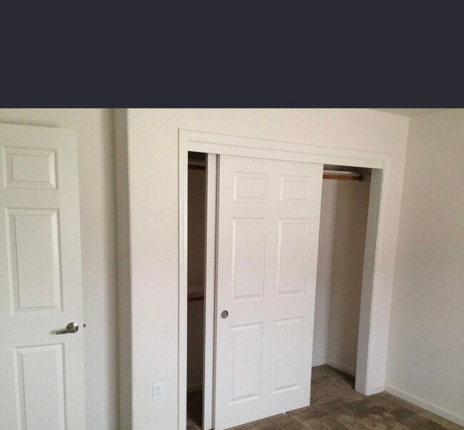 Building Photo - Lark  4 Plex