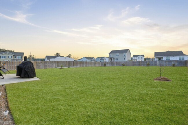 Building Photo - 564 Foxtail Dr