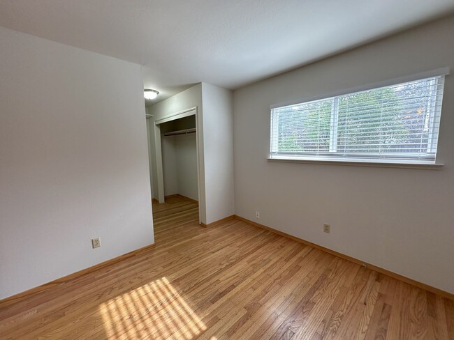 Building Photo - Hardwood floors, updated kitchen, great sc...