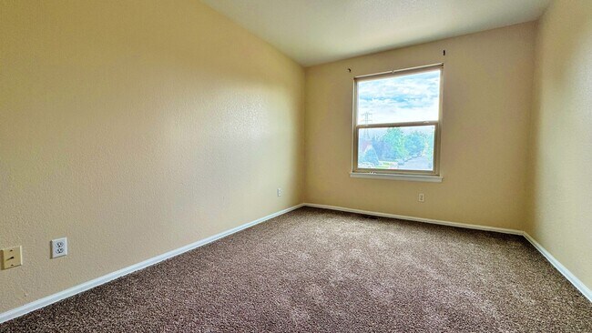 Building Photo - Welcome to this Fantastic 4 Bed 2.5 Bath i...