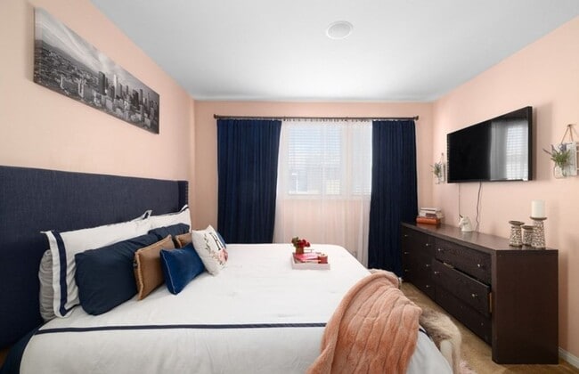 Building Photo - 4 Bed, 4 Bath Home with Solar, A/C, Washer/Dryer and 4 Parking Spaces *$1,000.00 Off One Month's ...