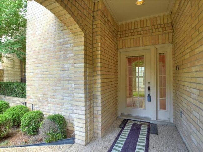 Building Photo - 10215 River Plantation Dr
