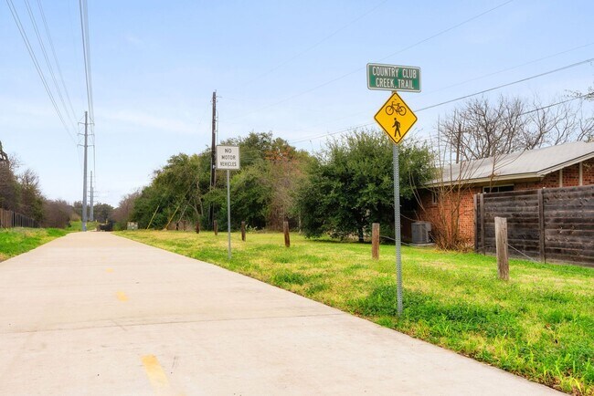 Building Photo - **Remodeled 2/1 Duplex in Southeast Austin – Modern Style, Open Layout, and Prime Location!**