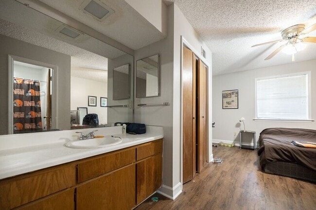 Building Photo - 290 Appleby Dr