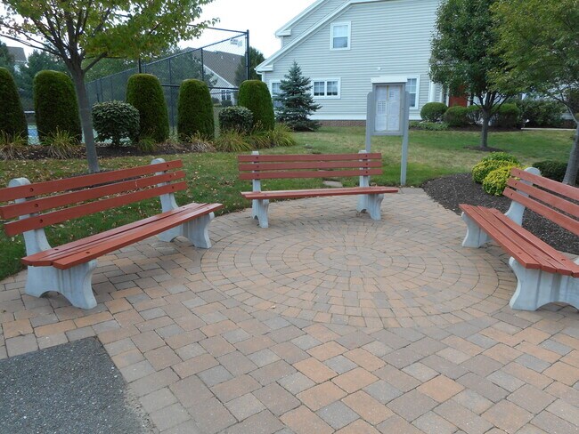 Building Photo - Beautiful 2 Bedroom, Loft 1 1/2 Bath Townhome Wyomissing