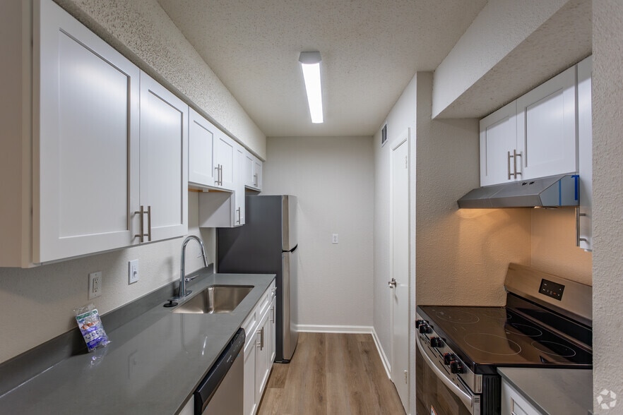 1BR, 1BA - 700SF - Kitchen - Whispering Oaks