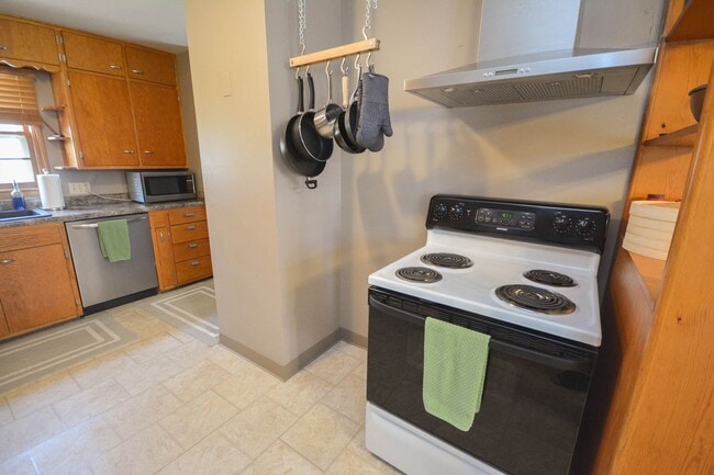 Building Photo - Spacious ranch style home in amazing Lowertown location!