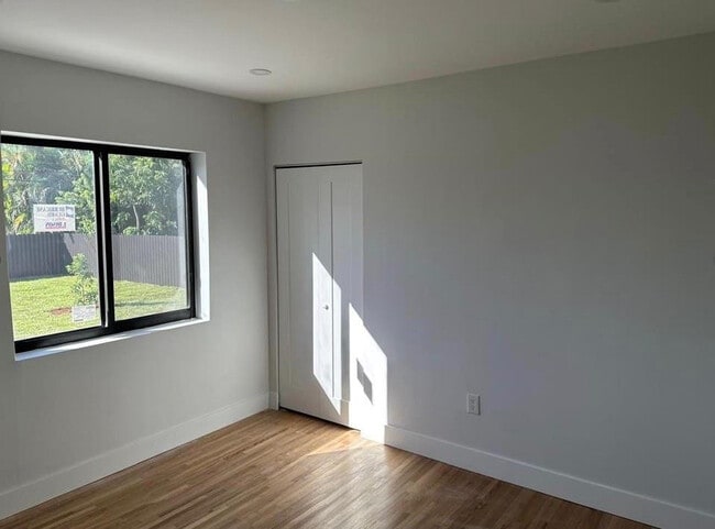 Building Photo - 170 W 58th St