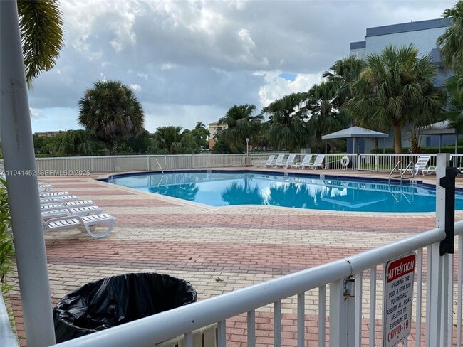 Building Photo - 9373 Fontainebleau Blvd