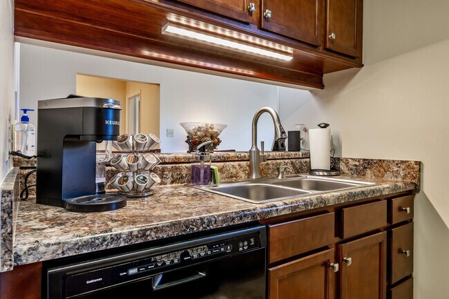 Building Photo - Furnished or Unfurnished Top Floor Condo