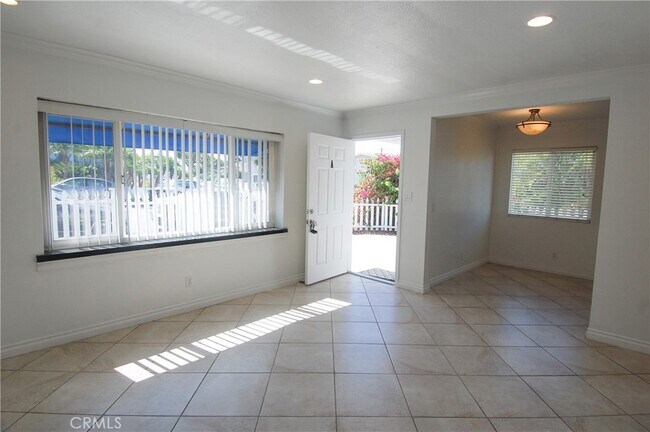 Building Photo - 166 Avenida Miramar