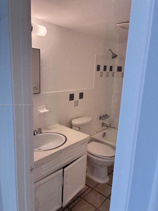 Building Photo - 1028 NE 39th Dr