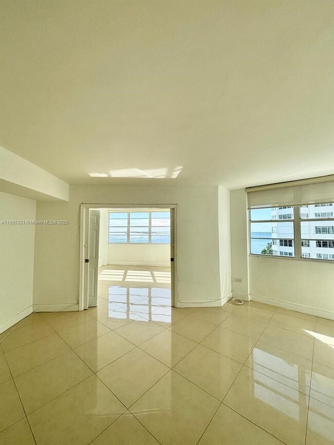 Building Photo - 801 Brickell Bay Dr