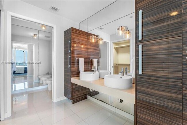 Building Photo - 2020 N Bayshore Dr