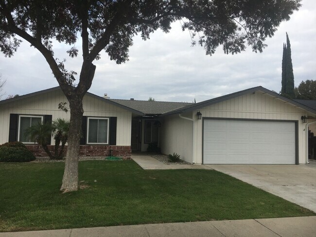 Building Photo - Clean Family Home in Ceres!