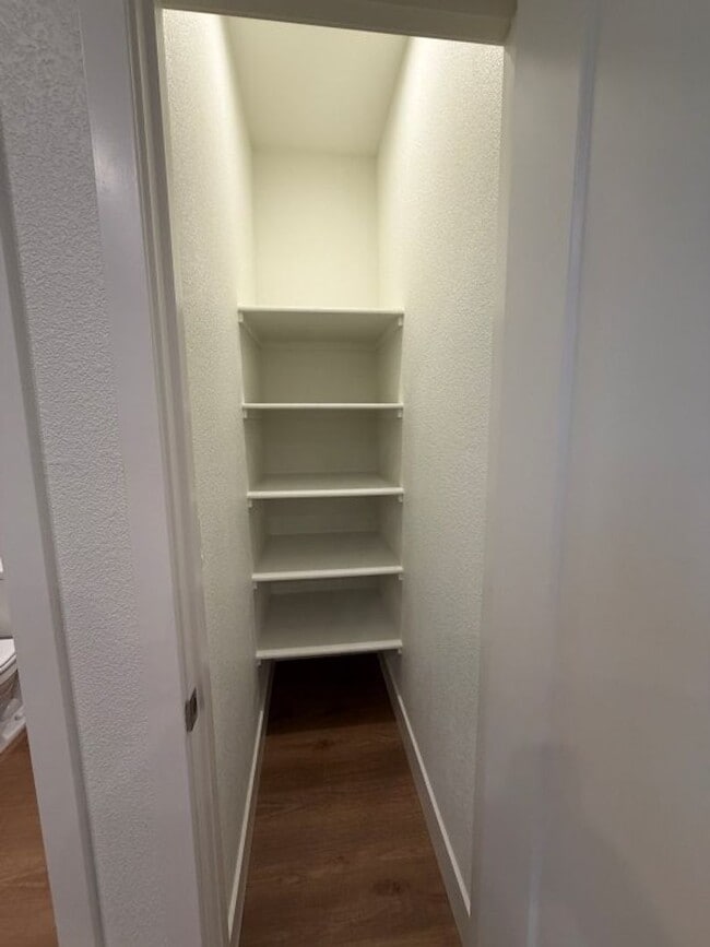 Building Photo - Loft home in downtown Woodland with SOLAR!!