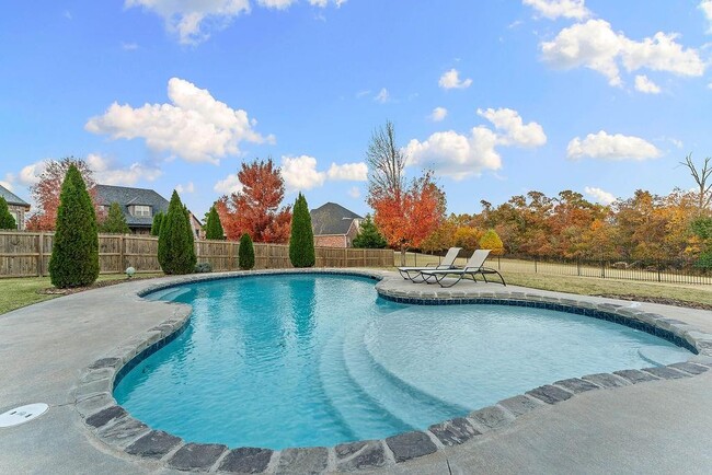 Building Photo - 504 NE Green Creek Rd