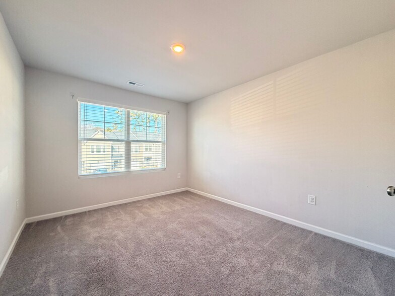 Building Photo - 400 Hazy Hills Ln