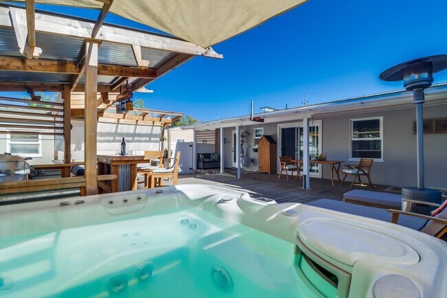 Building Photo - ***VACATION HOME AVAILABLE FROM FEBRUARY 1ST- OCTOBER 31ST*** MONTH TO MONTH