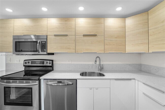 Building Photo - 20515 E Country Club Dr