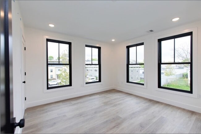 Building Photo - 173 Magnolia St