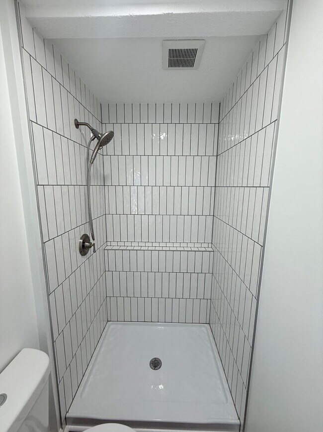 Building Photo - Completely updated 3br+bonus/2ba home in convenient location