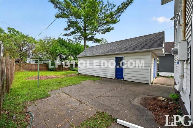 Building Photo - 4140 Caroline Ave
