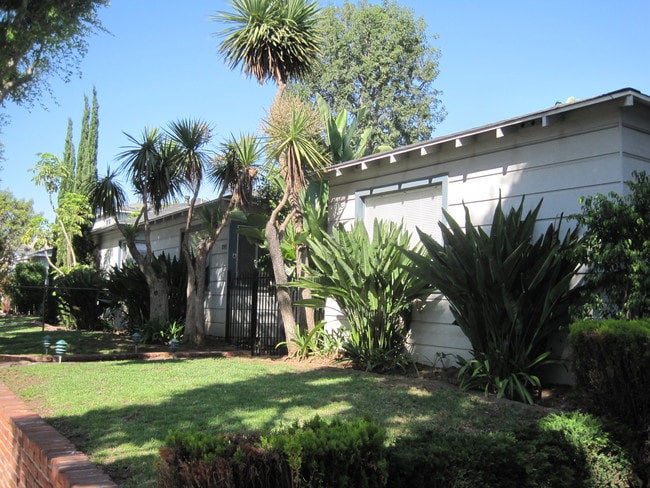 Building Photo - 2313-2315 Oak St