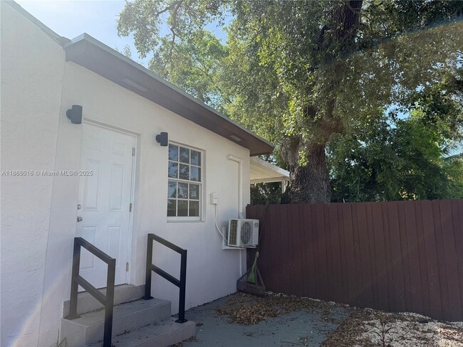 Building Photo - 2952 SW 27th Terrace