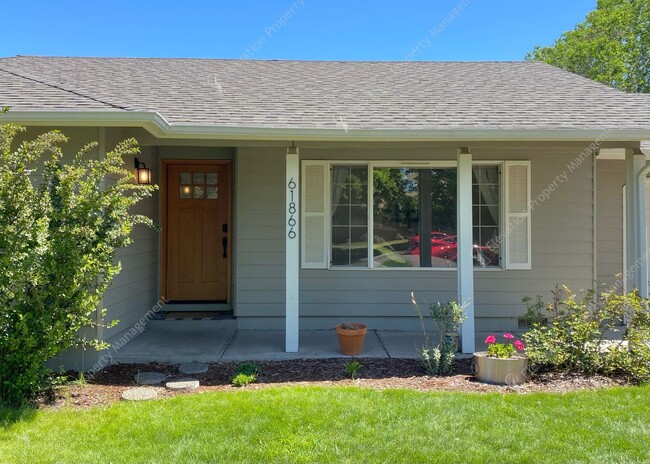 Building Photo - Charming Bend Home | Single-Story Living