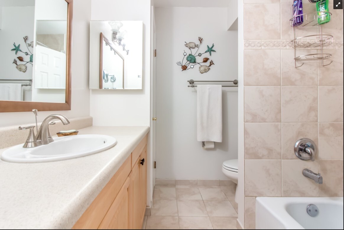 Building Photo - 3100 NE 49th St