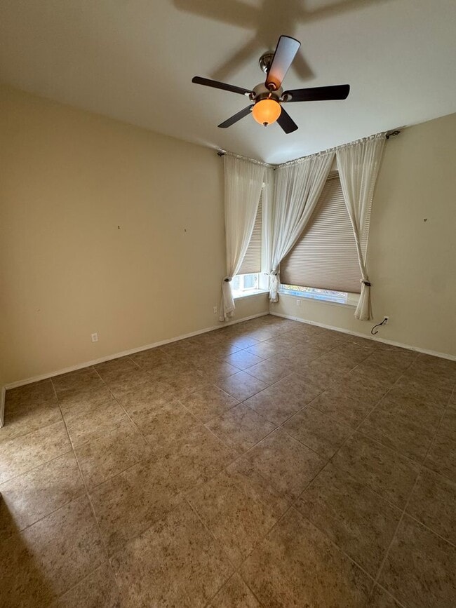 Building Photo - 4 Bed 2 Bath Charming and Well-Cared-For H...