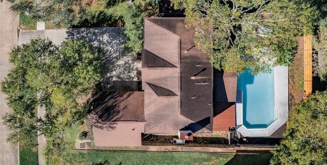 Building Photo - 2722 Carmel Woods Dr