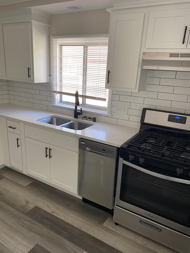 Building Photo - 9421 W North Ave