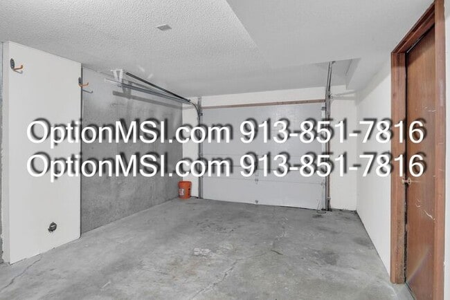 Building Photo - Spacious Townhome!