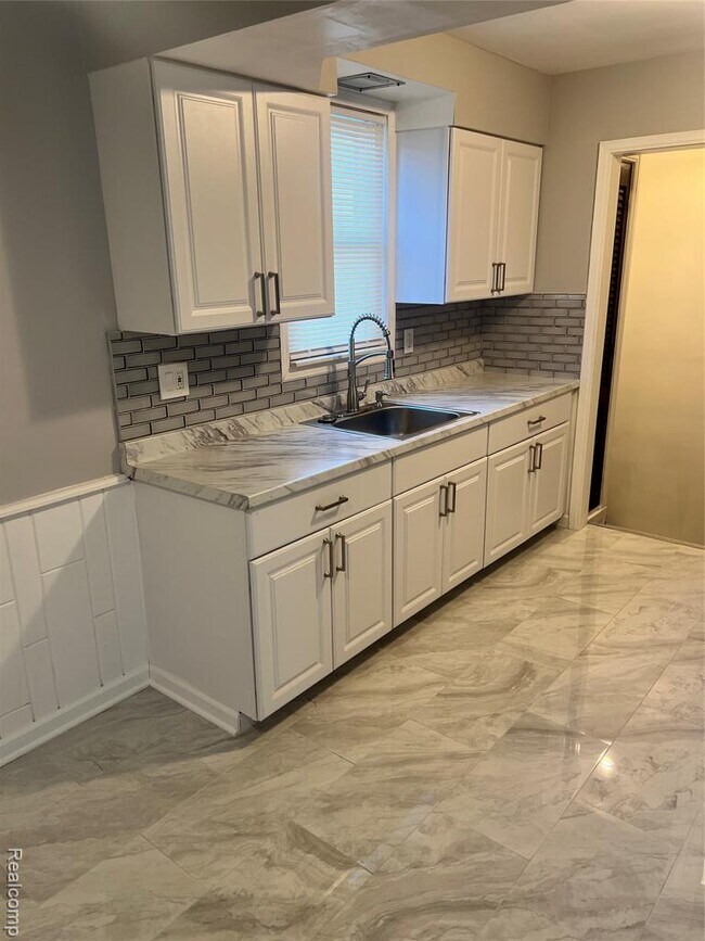 Building Photo - 18558 Woodland St