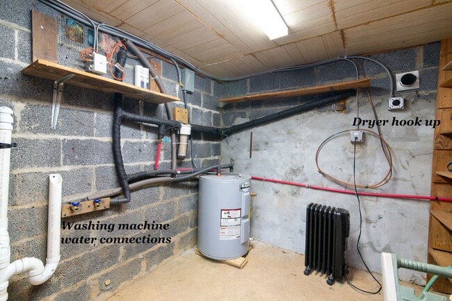 Building Photo - 2 Bedroom 1 Bath Home on E Fork off 441 S.  $1300 a month with a year-long lease