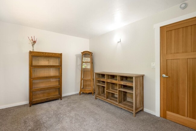 Building Photo - SW Bend Reverse-Living Home on .36 Acres | 5 Bedrooms | 3 Bathrooms