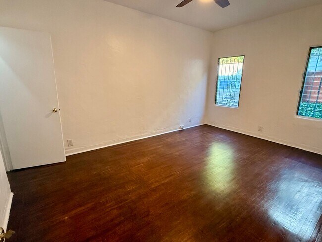 Building Photo - 2166 Beachwood Terrace