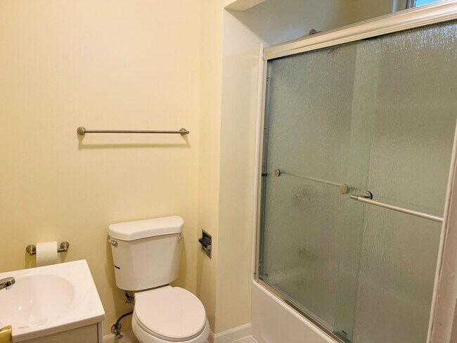 Building Photo - Great One Bedroom Unit Located In Multnoma...