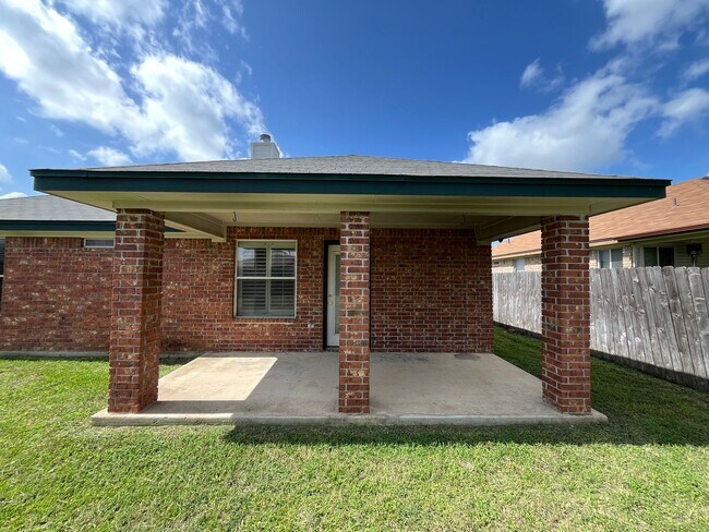 Building Photo - Available NOW  This home is centrally loca...