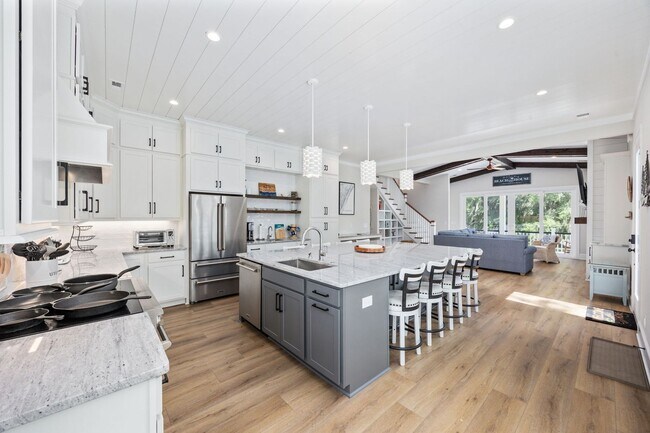 Building Photo - Gorgeous Custom Home Available for Snowbir...