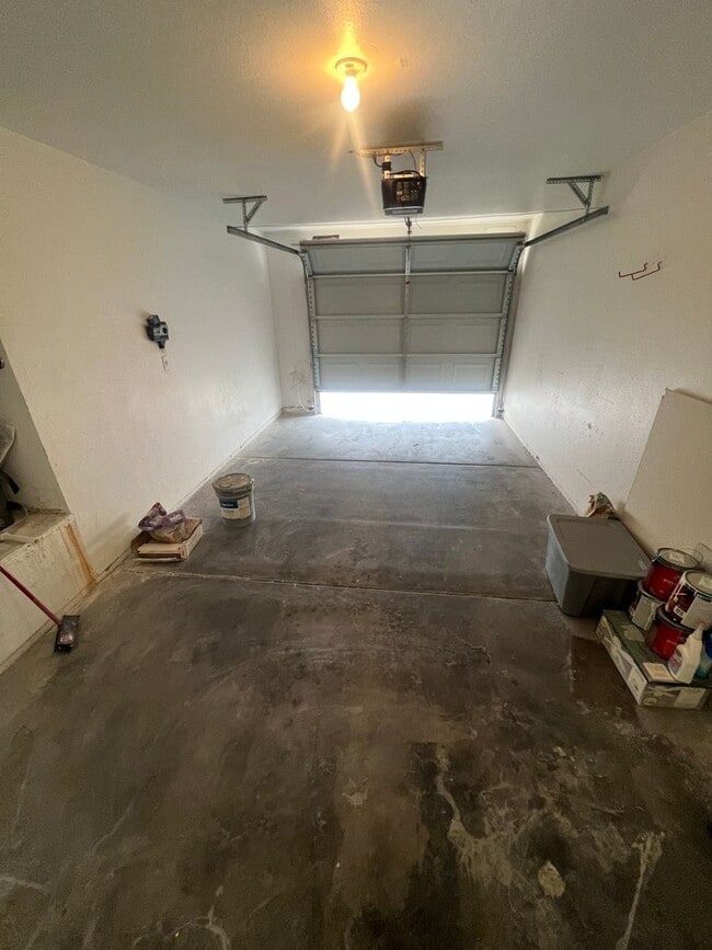 Building Photo - 3 bedrom 2.5 bath Gated Community Townhome with community  Pool, Spa & Private Garage