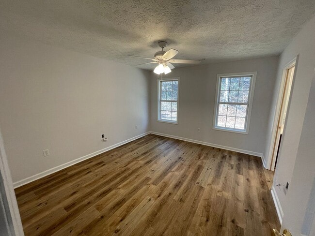 Building Photo - Updated 3/2 House in Silver Creek- $1,495