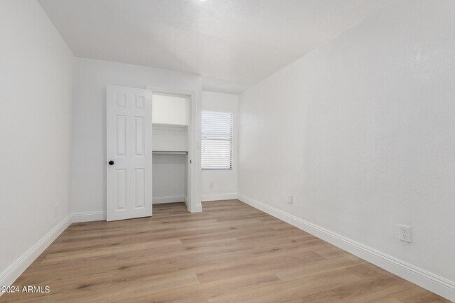 Building Photo - 723 E Sunnyslope Ln