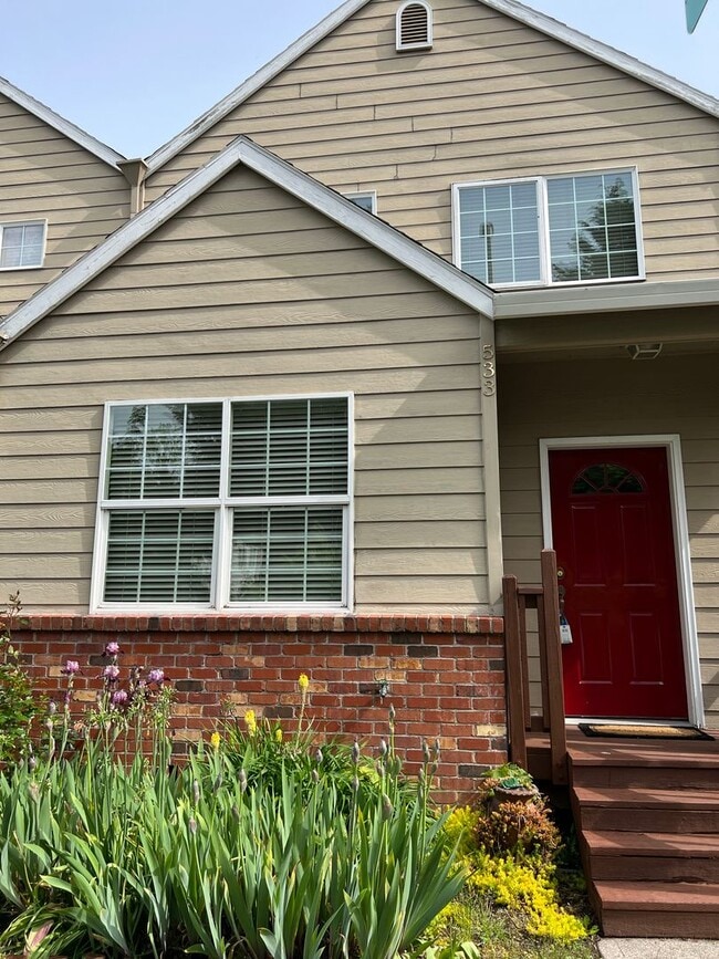 Building Photo - 2 Bed, 2 1/2 Bath townhome close to the Ri...