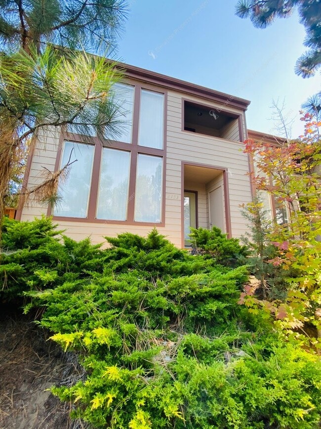 Building Photo - FULLY FURNISHED, 1 BR - 1.5 BA + LOFT CONDO IN NW BEND