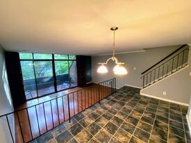 Building Photo - 2226 S Quincy St