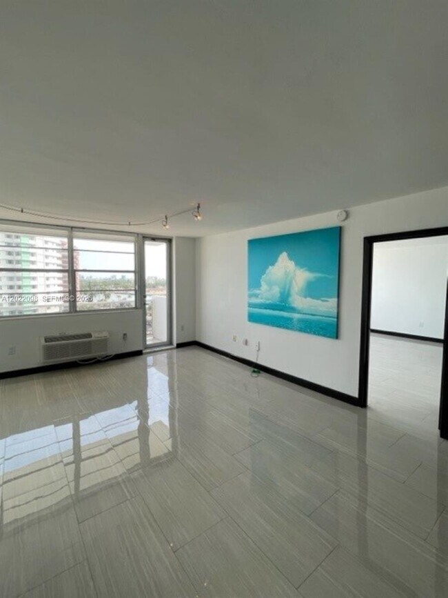 Building Photo - 5313 Collins Ave