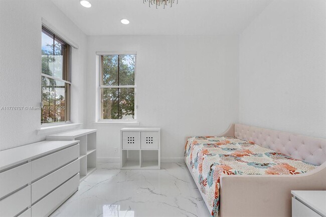 Building Photo - 1382 Harbor View W